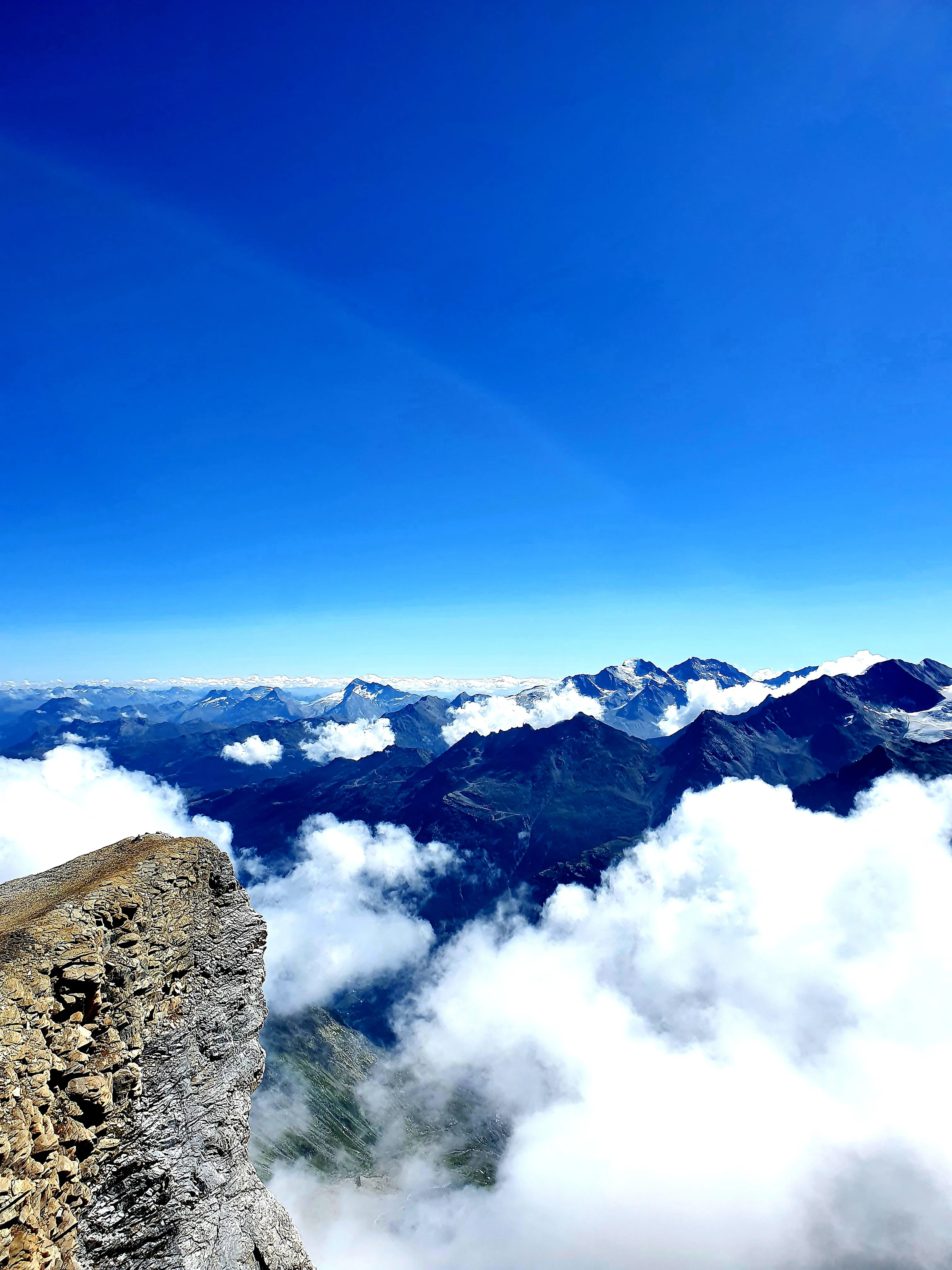 Berggipfel über den Wolken, fotografiert von Michael Mühlethaler