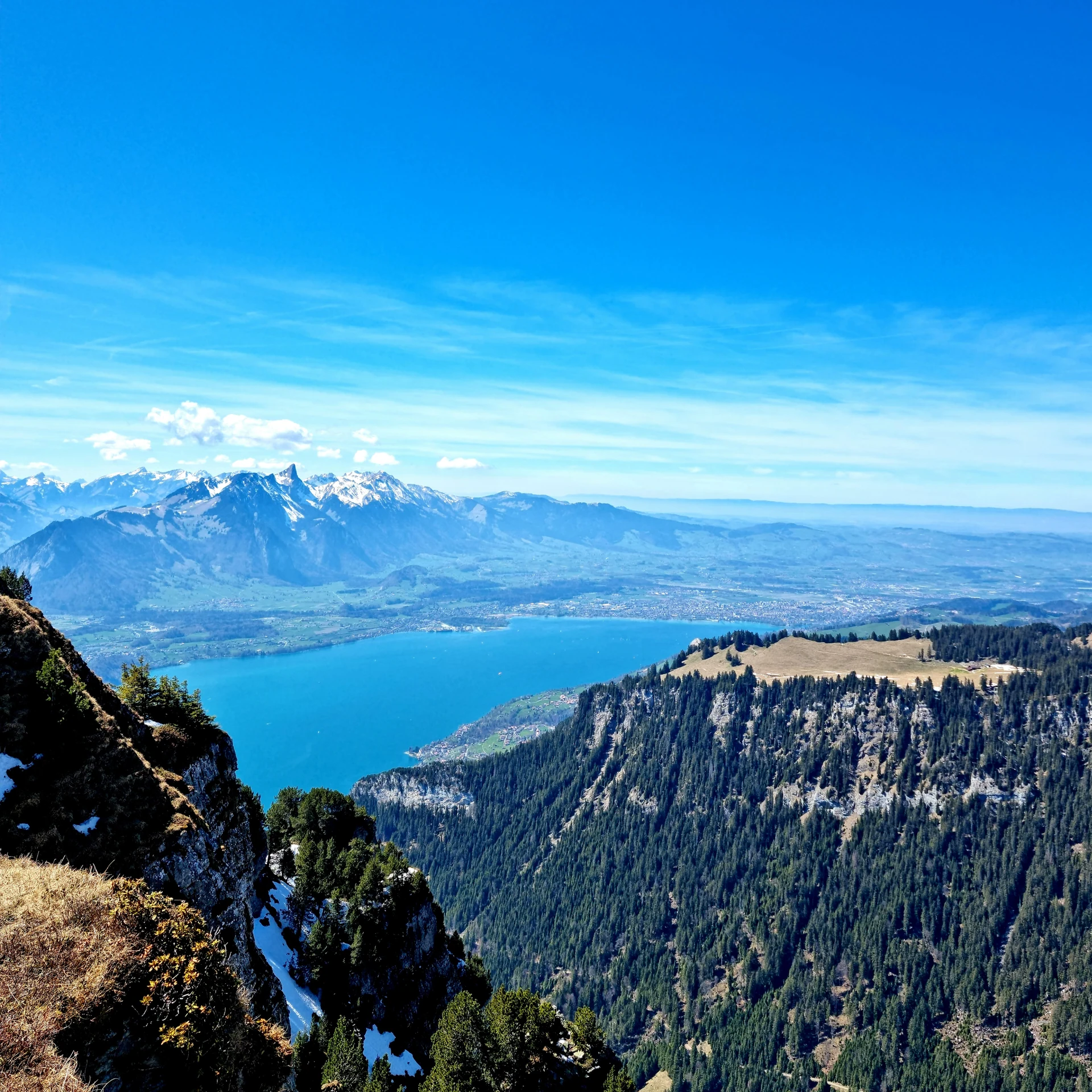 Weitblick über einen See und die umliegenden Berge